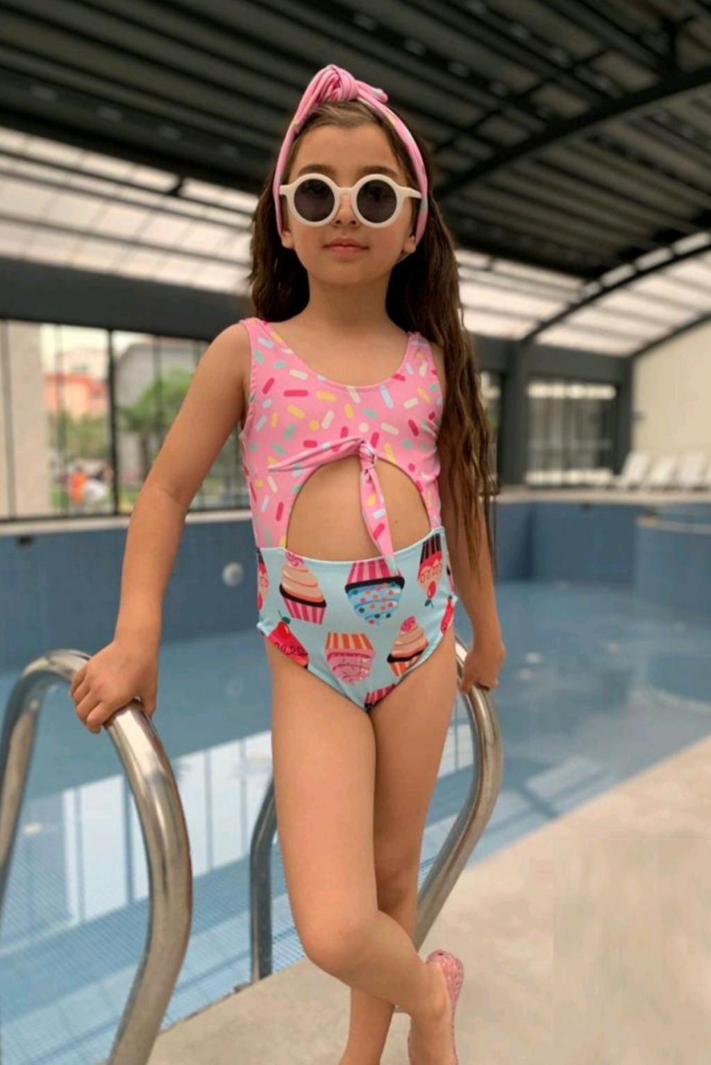 Цял бански момиче с лента за коса